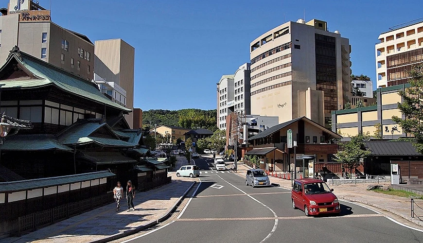 道后温泉街景