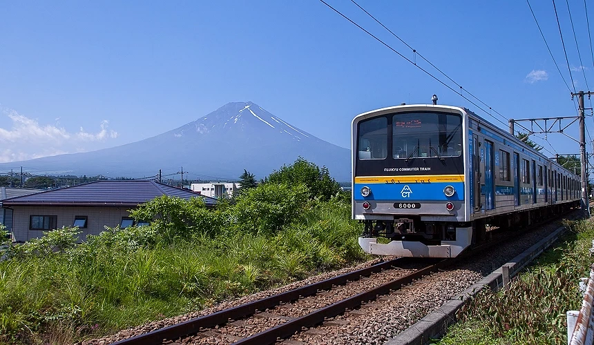 富士山前的电车行驶中