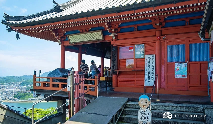 尾道千光寺本堂朱红色建筑,前方设有参拜空间,可远眺尾道市区景色。
