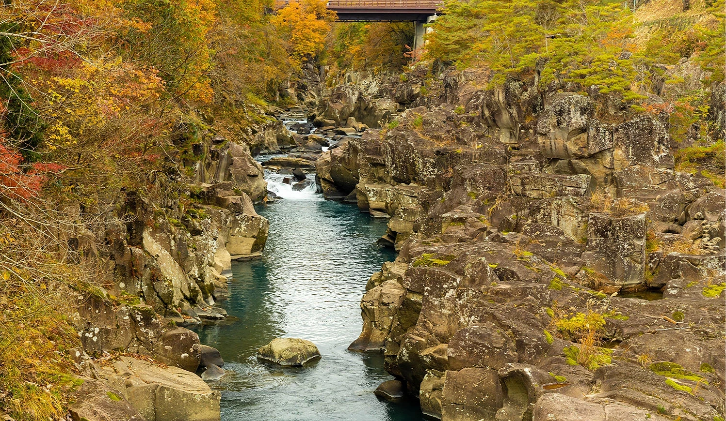 严美溪的奇岩怪石及峭壁