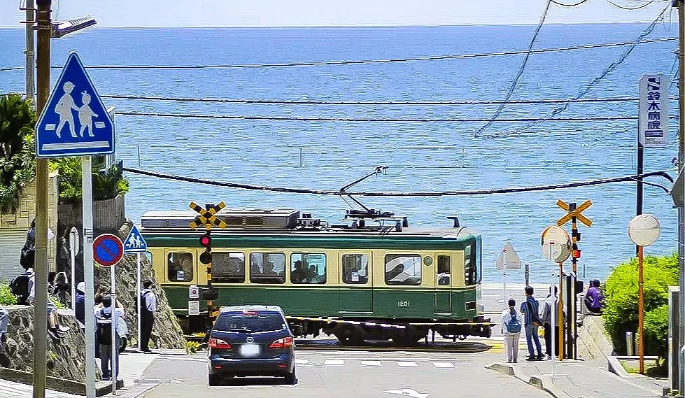 在人行道可欣赏大海与平交道