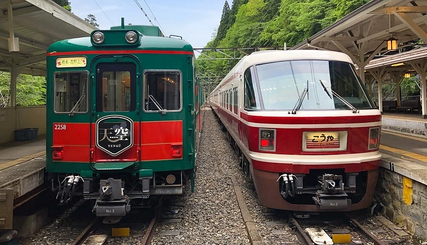 停泊于极乐桥的列车「天空」与「高野」