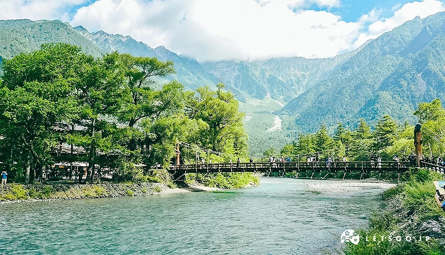 夏天的上高地,蓝天、青山与溪流