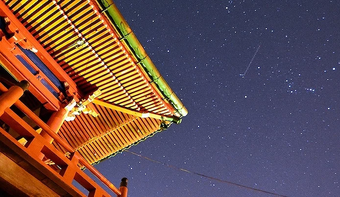 星空下的朱红色四面建筑一角