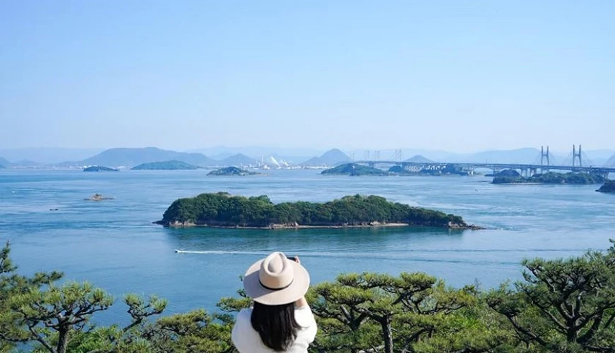 游客在高处拍摄濑户内海
