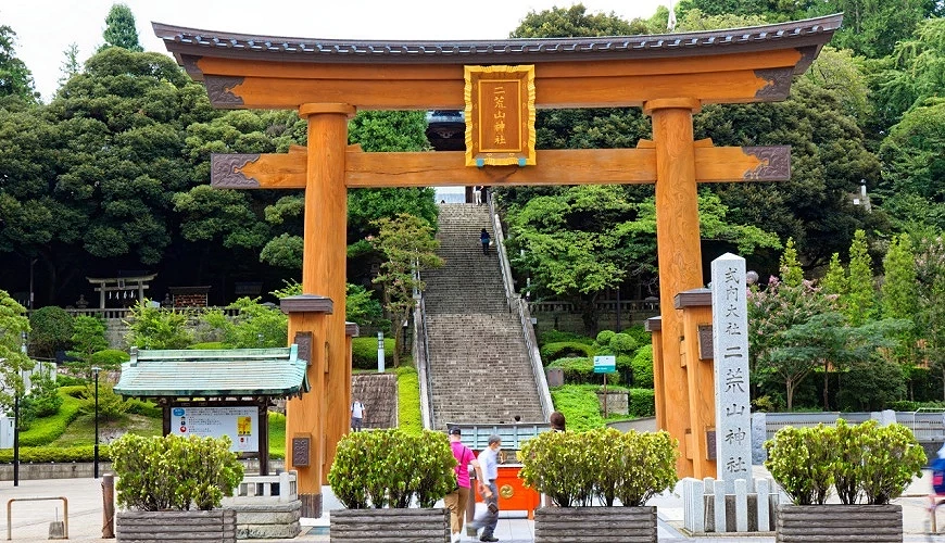 二荒山神社鸟居与参道