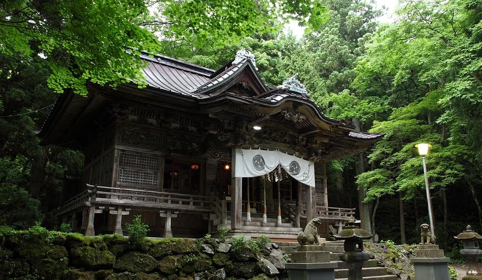 座落在翠綠森林中的十和田神社