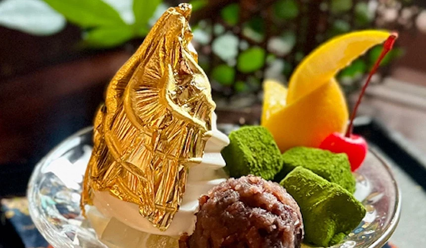玻璃盘盛装金箔冰淇淋、红豆泥与绿茶麻糬,黄色柳丁与红樱桃点缀,日式甜点精美。